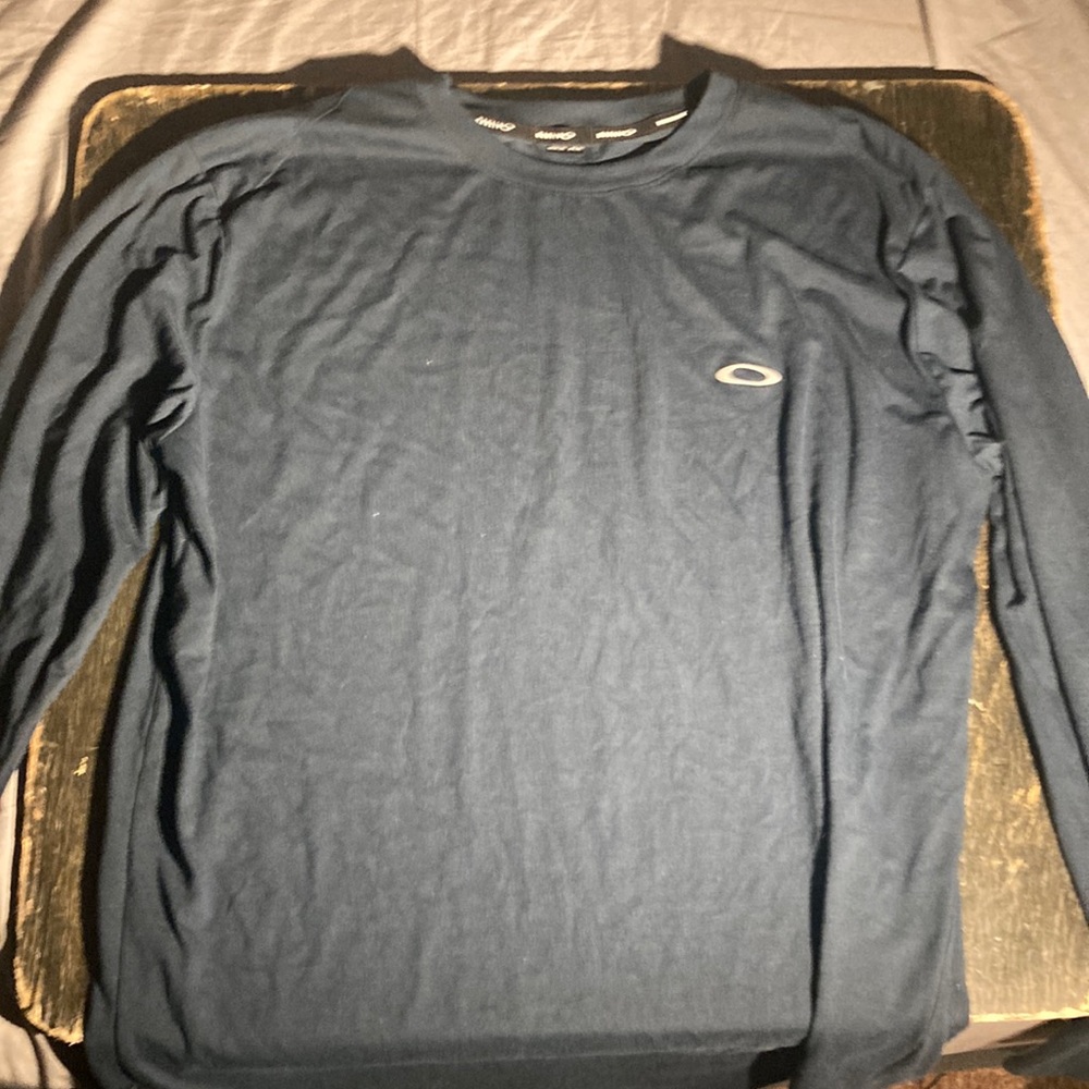 1 2xl Oakley long sleeve performance shirt